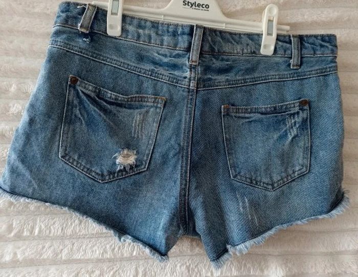 Mini short en jean troué - photo numéro 2