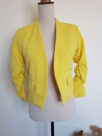 Blazer femme court jaune. manches mi longues froncées. H&M. T40, 50 cm aux aisselles, 51 cm de haut.