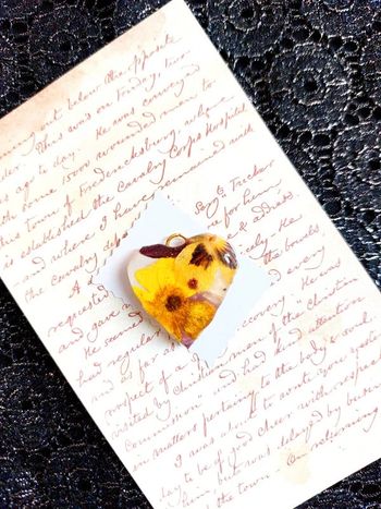 magnifique pendentif en résine avec fleurs, en forme de cœur