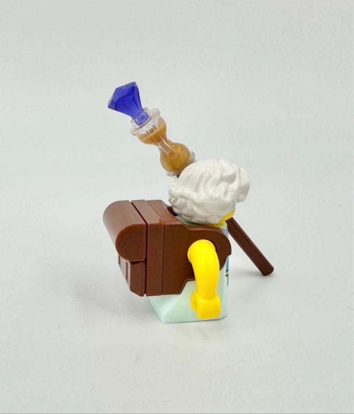 Lego Figurines Dreamzzz : Mme Castillo, sac à dos marron munie de son bâton - NEUF - photo numéro 5