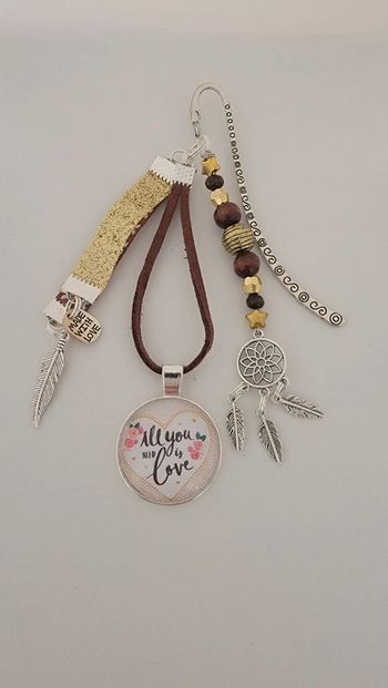 Cadeau amour, bijoux de sac ou marque page " all you need is love"