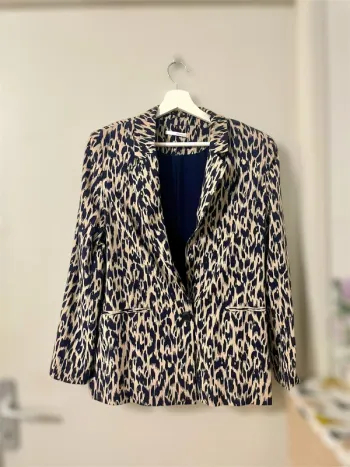 Veste blazer camaïeu beige et noire avec détails dorés