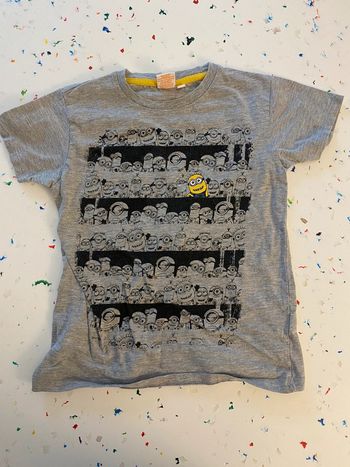 T-shirt gris avec les mignons « Despicable Me » 8 ans