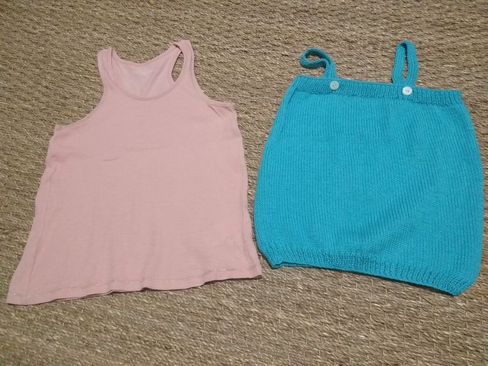 2 débardeurs rose et bleu 8 ans