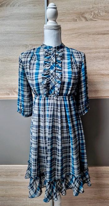 Robe transparente à carreaux.