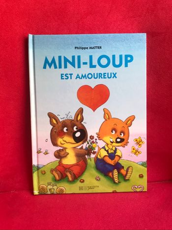 Livre mini loup est amoureux