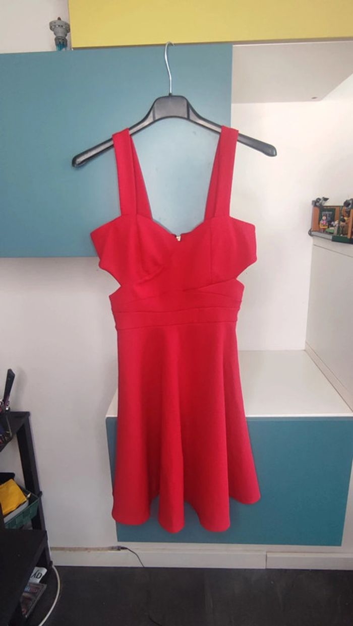 Robe rouge avec découpes, Taille S/M (estimée)