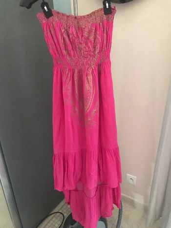 Robe bustier rose avec dessins dorés