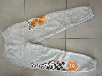 jogging gris avec motif.