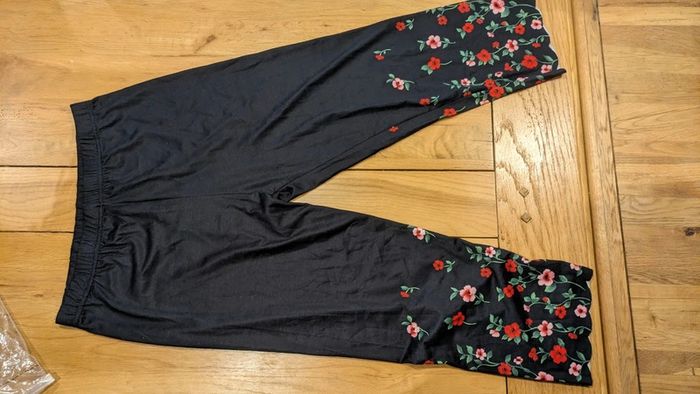 Legging court noir bas fleur taille S jamais porté - photo numéro 2