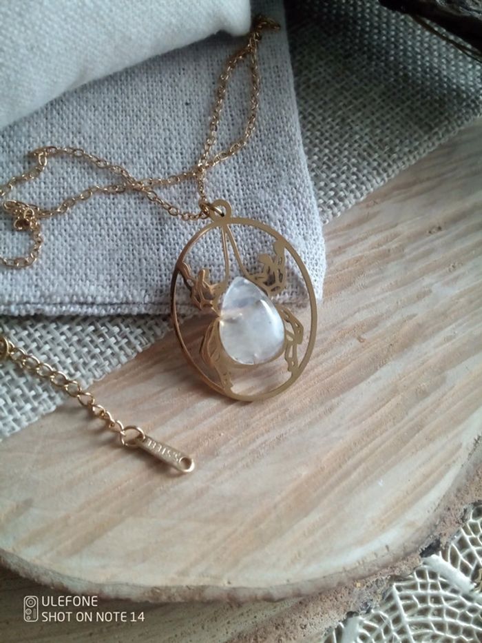 Collier pendentif scarabée et pierre de lune à reflets bleutés - photo numéro 2