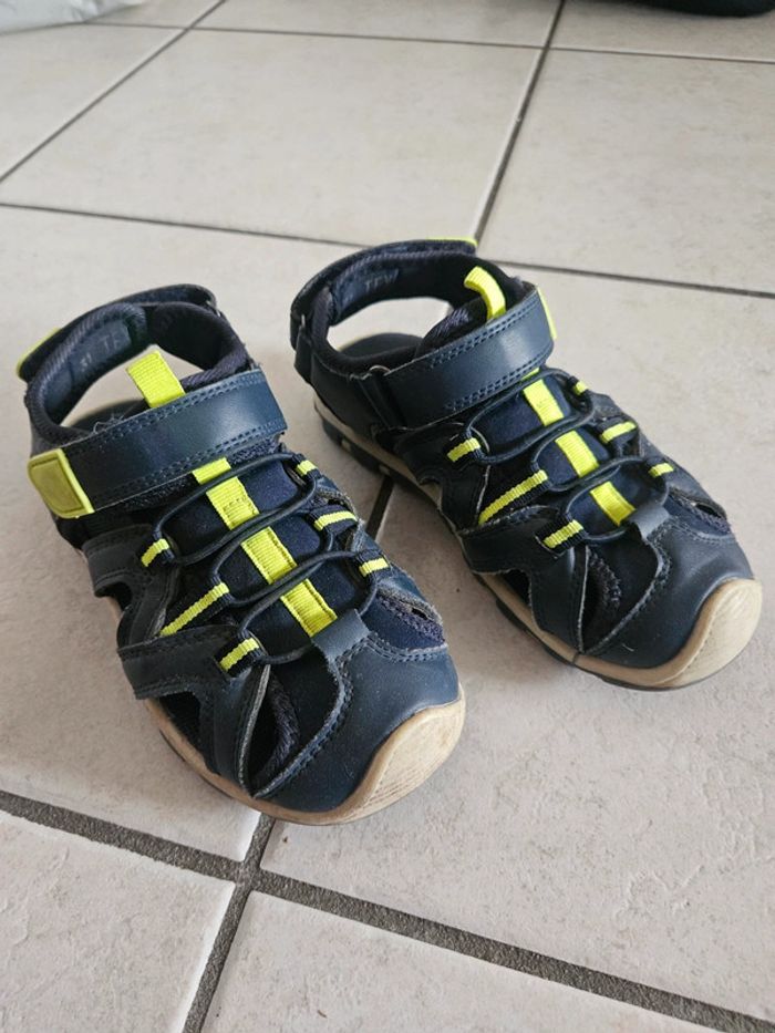 Scandales nu pied garçon 31