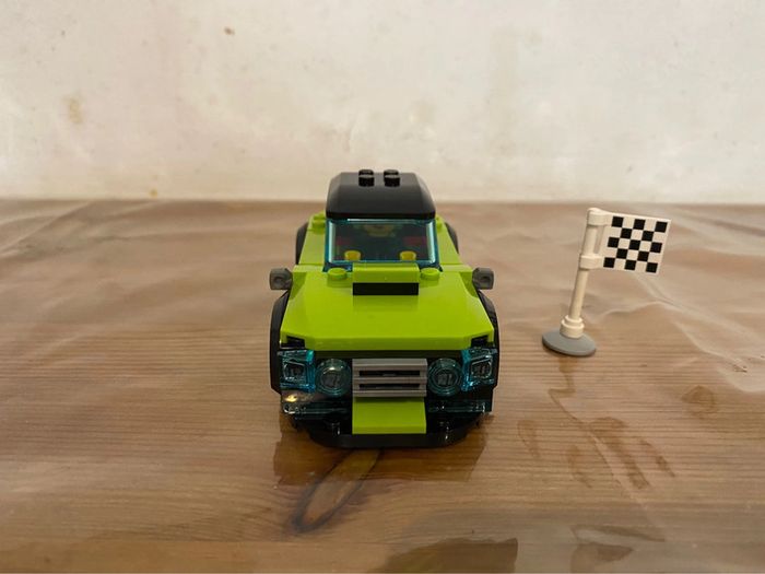 Voiture de course Lego couleur vert lime, noir et doré. Avec sa pilote - photo numéro 2