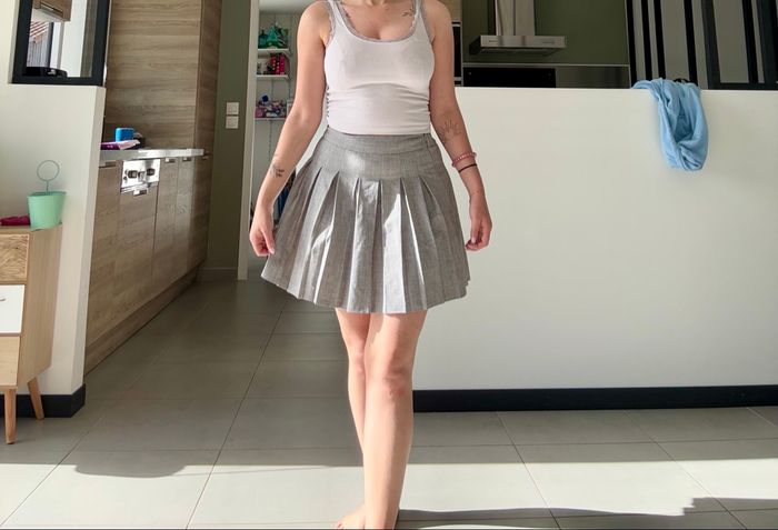 Jupe patineuse grise jamais portée - photo numéro 2