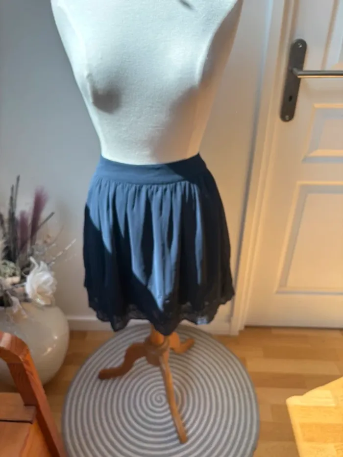 Sublime jupe courte bleu marine et dentelle brodée - Camaïeu - T38 - photo numéro 7