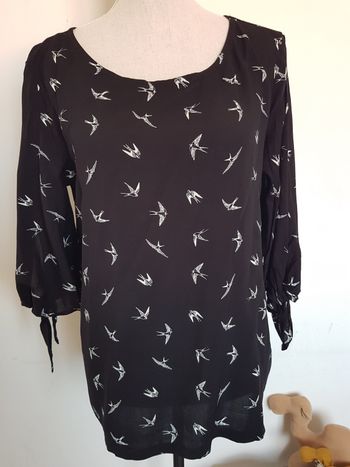Blouse épaules dénudées noire motif hirondelles. Liz Devy. Taille XL, aisselles 55cm, haut 63cm.
