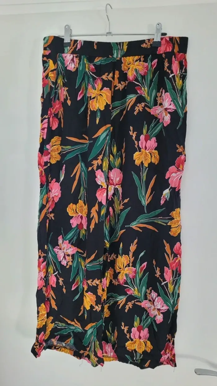 Pantalon noir à fleurs