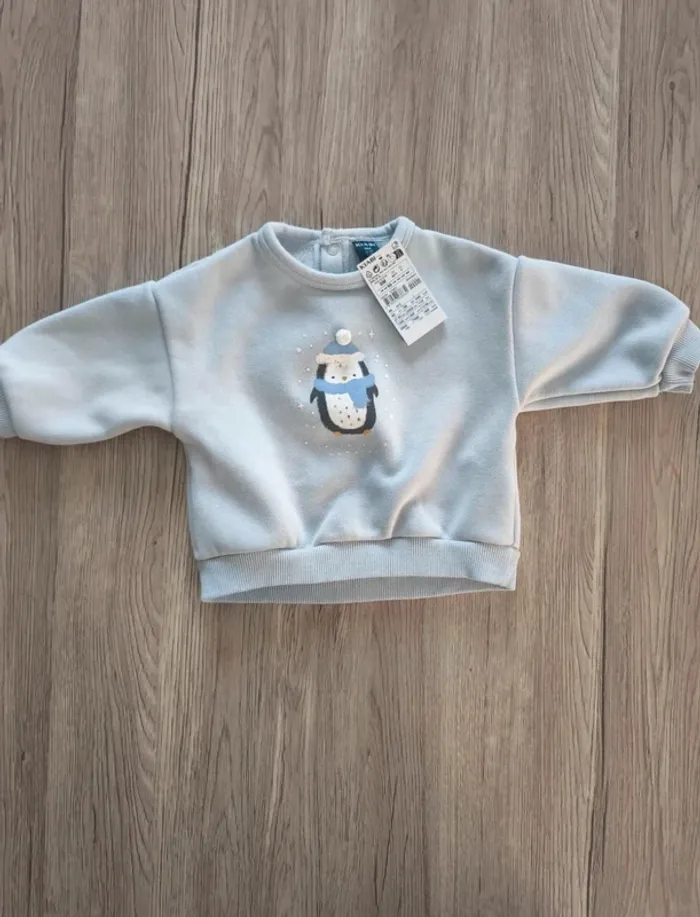 Sweat bleu ciel avec pingouin pompon en relief