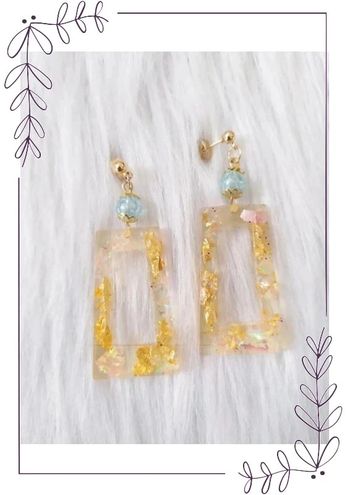 Boucles d'oreilles créoles rectangulaires en résine avec feuille d'or.