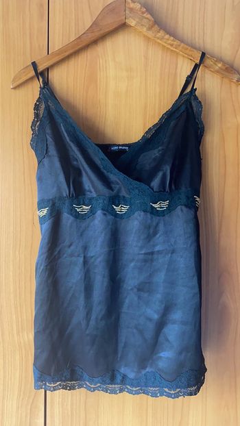 Top noir avec dentelle et coutures L