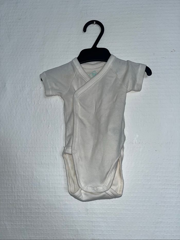 Lot bodies 1 mois - photo numéro 3