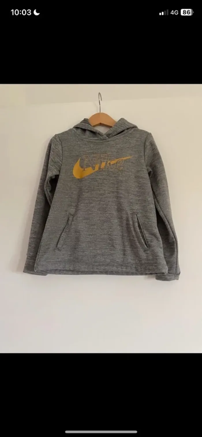 Pull à capuche nike .