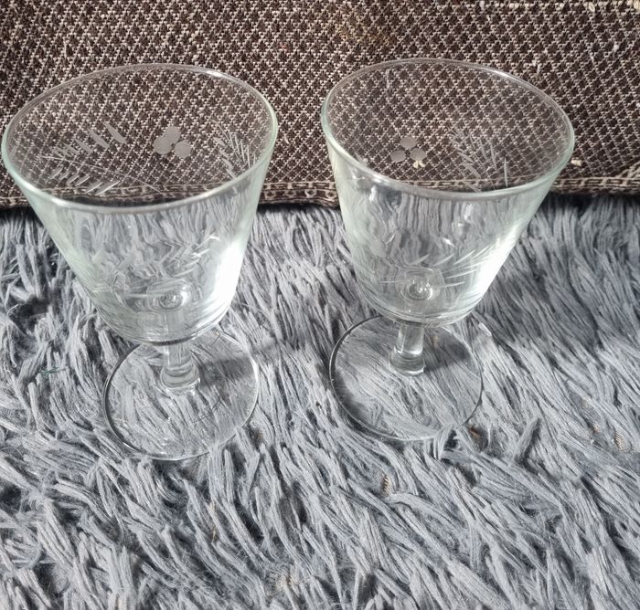Lot 2 verres à pieds avec gravure - photo numéro 2