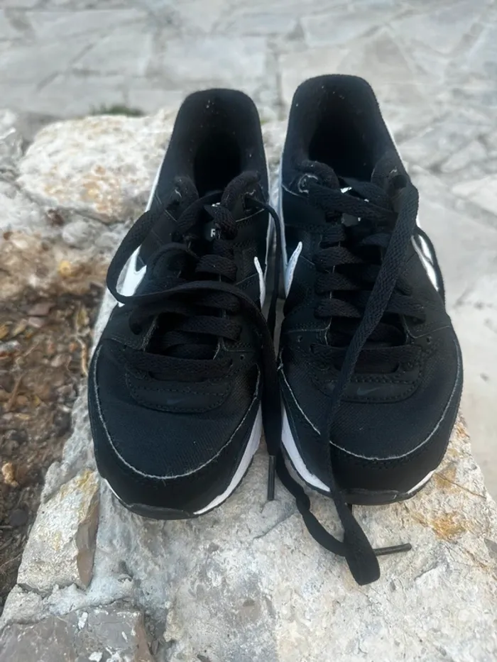 Nike Air Max noires et blanches – Pointure 36 - photo numéro 5