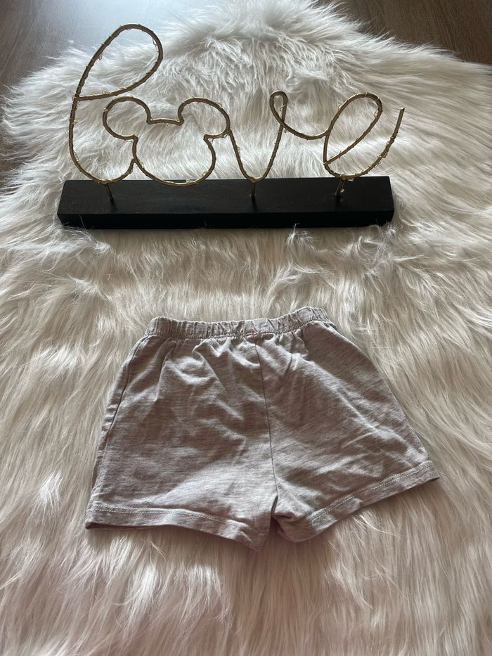 Très beau short gris 🥰 kiabi taille 18 mois - photo numéro 3