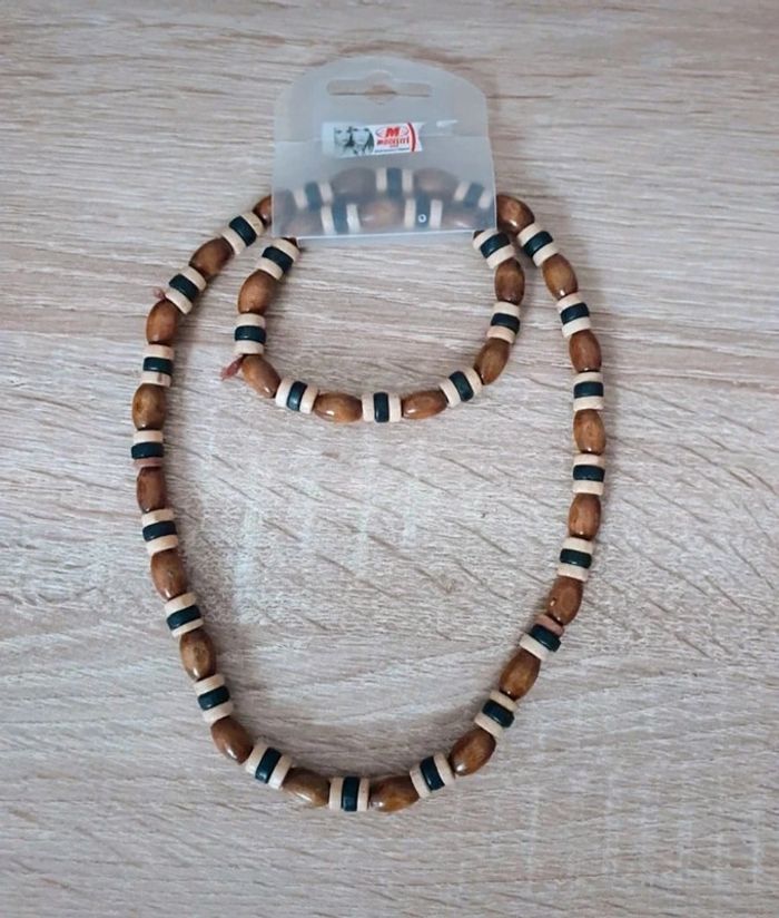 Collier + bracelet.