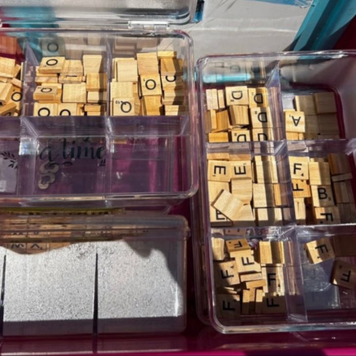À vendre  lot de lettres en bois Scrabble + boites de tri