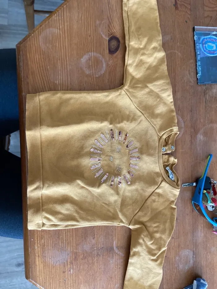 Pull jaune 2 ans