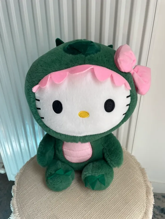 Peluche Sanrio Hello Kitty Dinosaure 🦖 - photo numéro 2