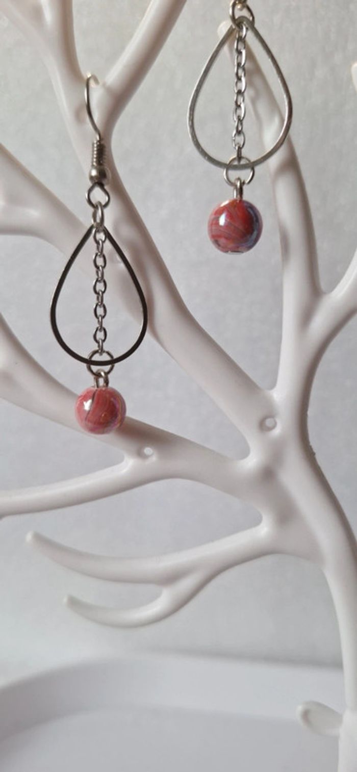 Boucles d'oreilles pendantes perle rose marbrée et goutte argentée - photo numéro 3