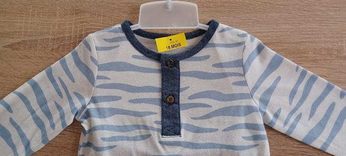 Ensemble 2 pièces bébé garçon Plus Collection, couleur bleu et blanc, tee-shirt manches longues + pantalon, taille 18 mois, neuf avec étiquette 🏷. - photo numéro 3