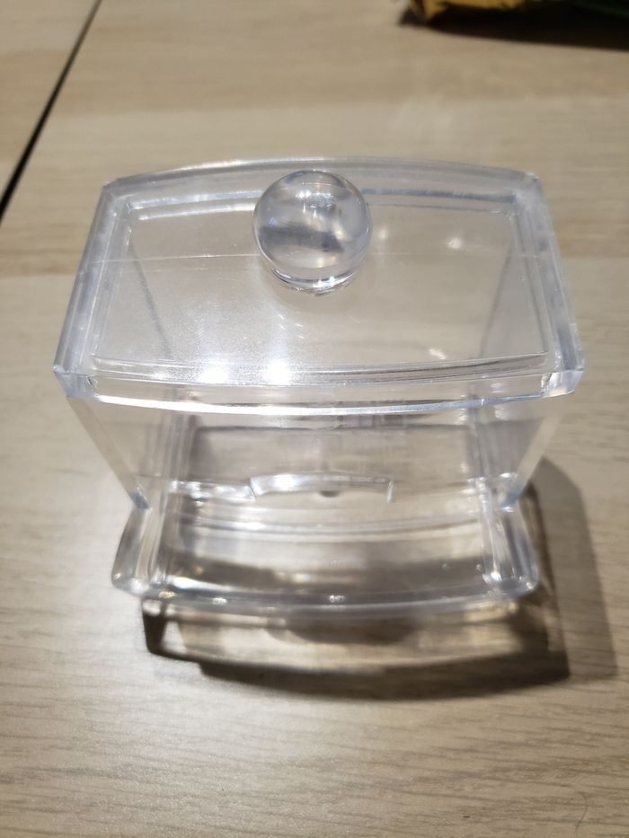 Distributeur à coton tiges