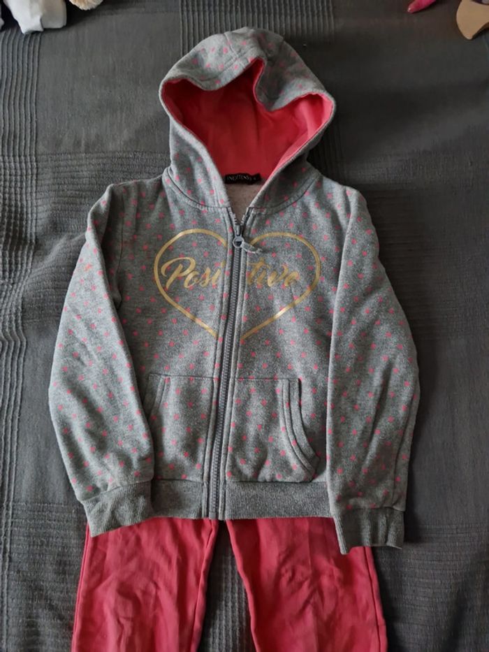 Pantalon rose et gilet à capuche gris - photo numéro 2