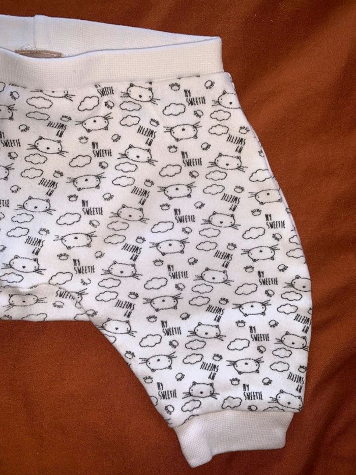 Pantalon sarouel bébé boite à malices Tissu blanc  Motif All over têtes de chats noirs - photo numéro 4