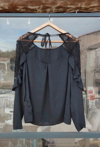 Blouse chic à  volant noir et dentelle T 40