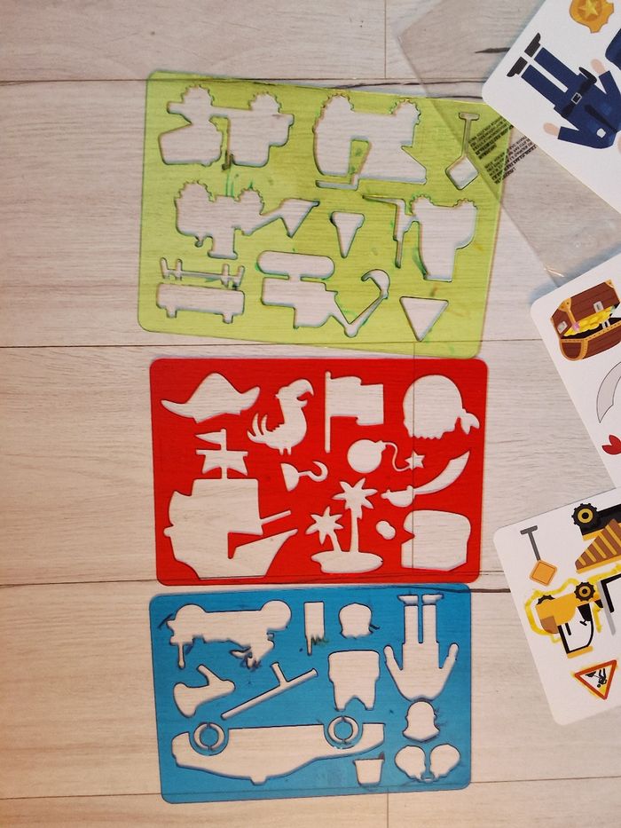 Règle de dessin pochoir à dessiner motifs police pirate véhicules chntier et coloriages - photo numéro 2