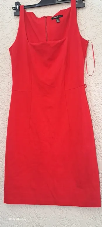 Robe rouge courte cintrée  T38 Mango