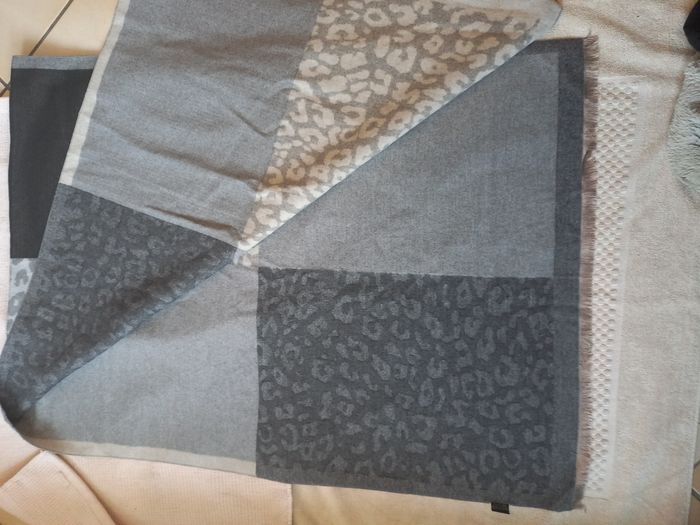 🧣 Joli foulard réversible – Très bon état