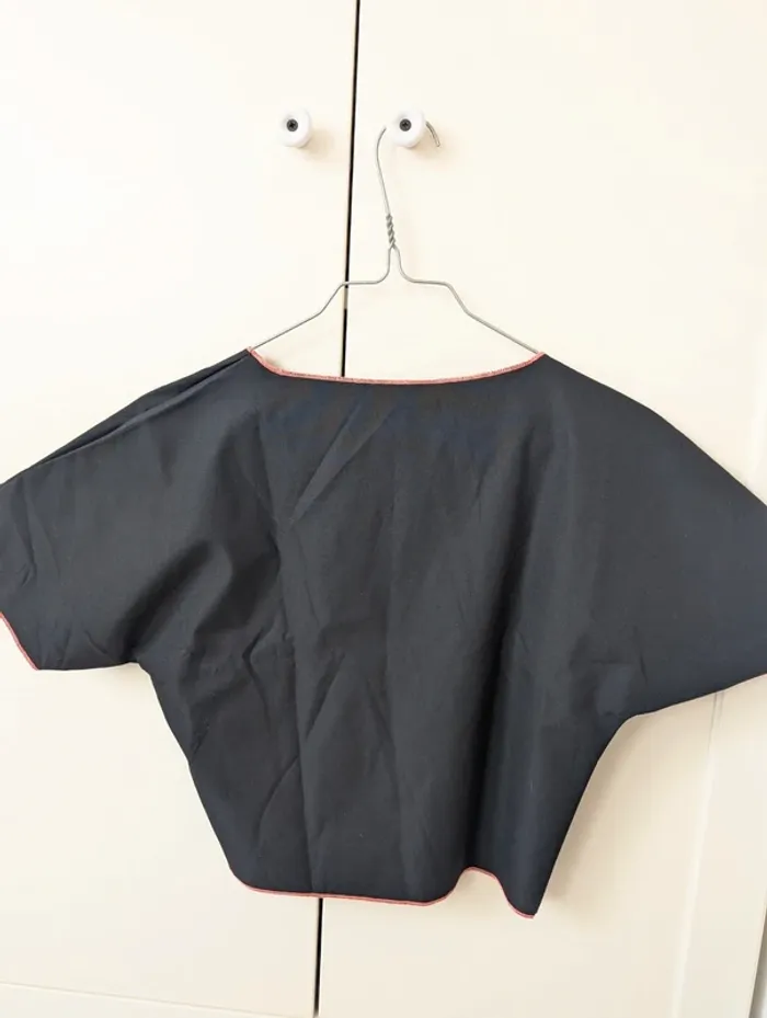 Crop top manches courtes noir couture rose taille 36 S - photo numéro 3