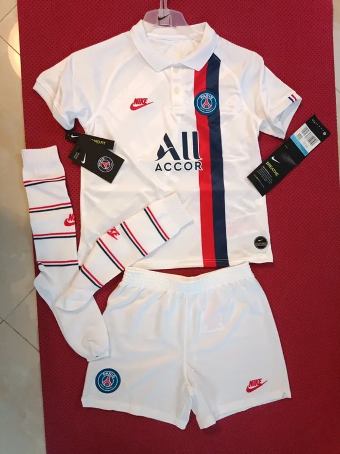 Tenue de foot PSG, Nike Authentique Officiel taille enfant 5/6 ans, Neuf
