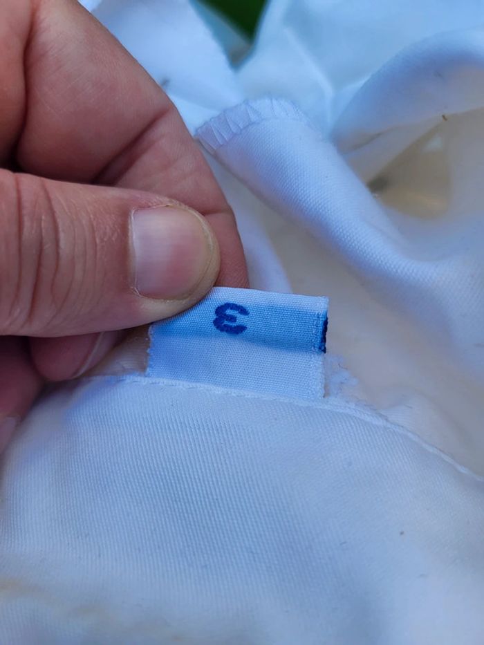Blouse taille 3 qq taches qui devraient partir et un accro repris - photo numéro 5
