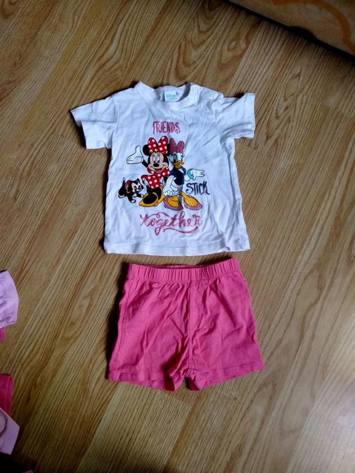 Ensemble tee shirt et short. Disney. Taille 18 mois