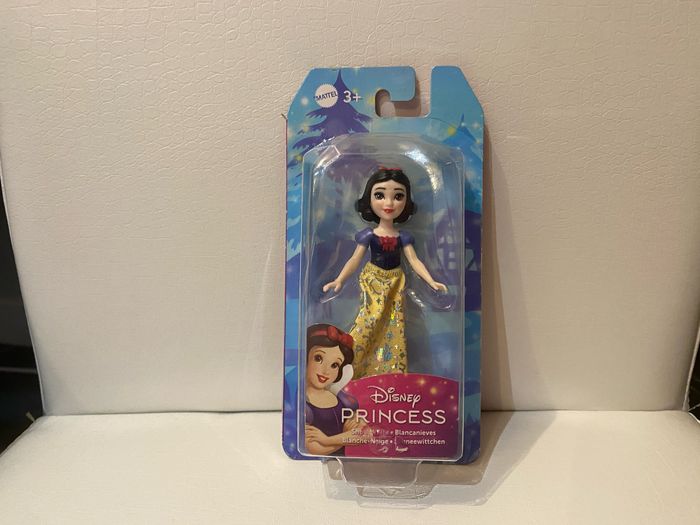 Mini poupée figurine blanche neige