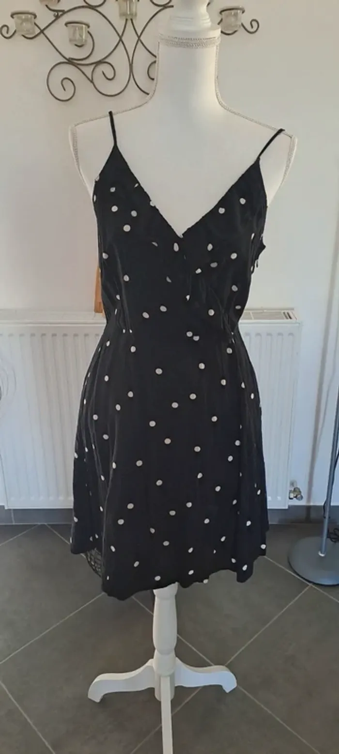 Robe courte noire et blanche