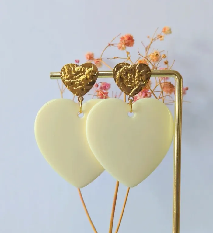 Boucles d'oreilles pendantes double cœur doré écru