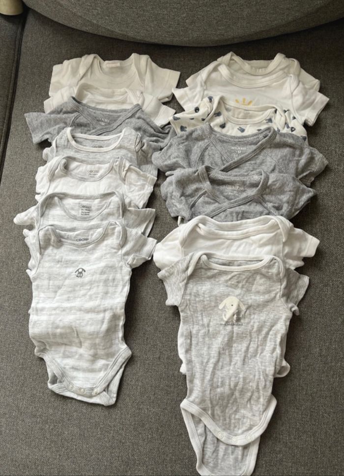 Lot de 14 bodies manches courtes  1 mois